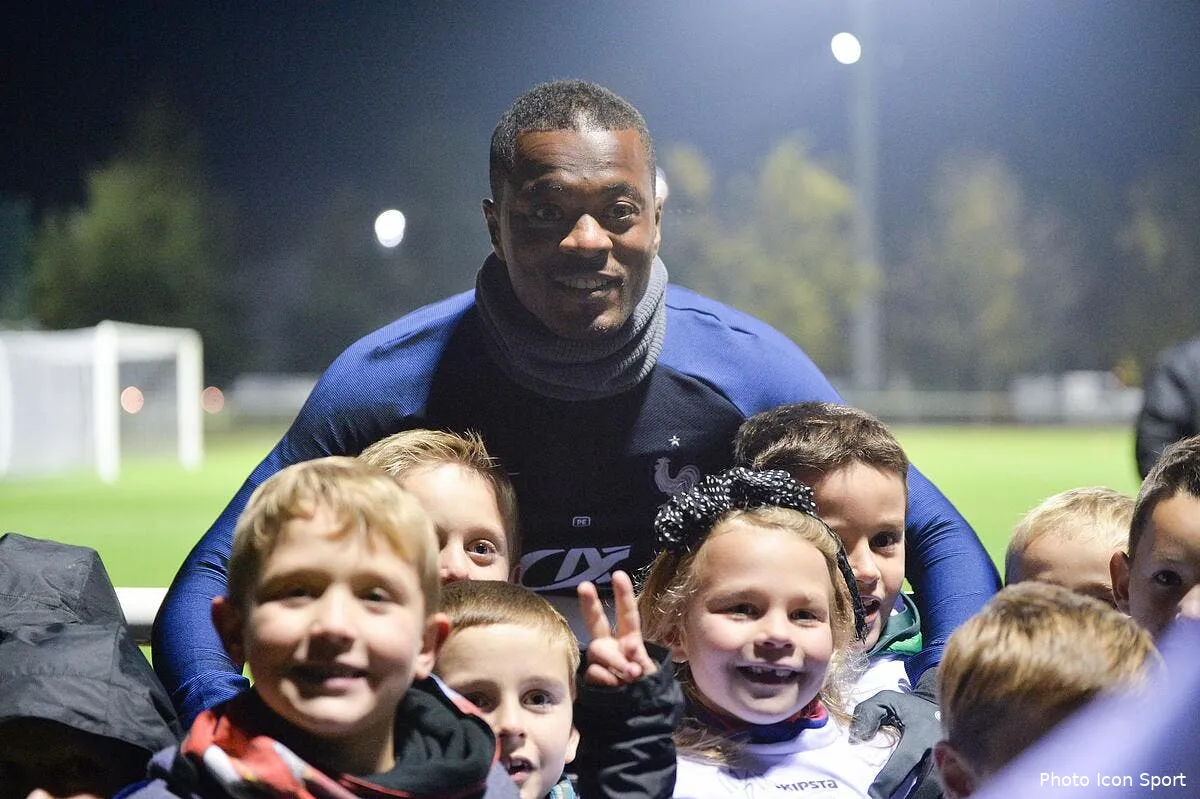 om tonton pat vient donner du evra a tout le monde iconsport dib 071116 11 01168626