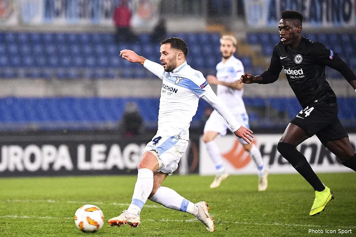 om un defenseur veut forcer son transfert a marseille icon lp 8948241258807