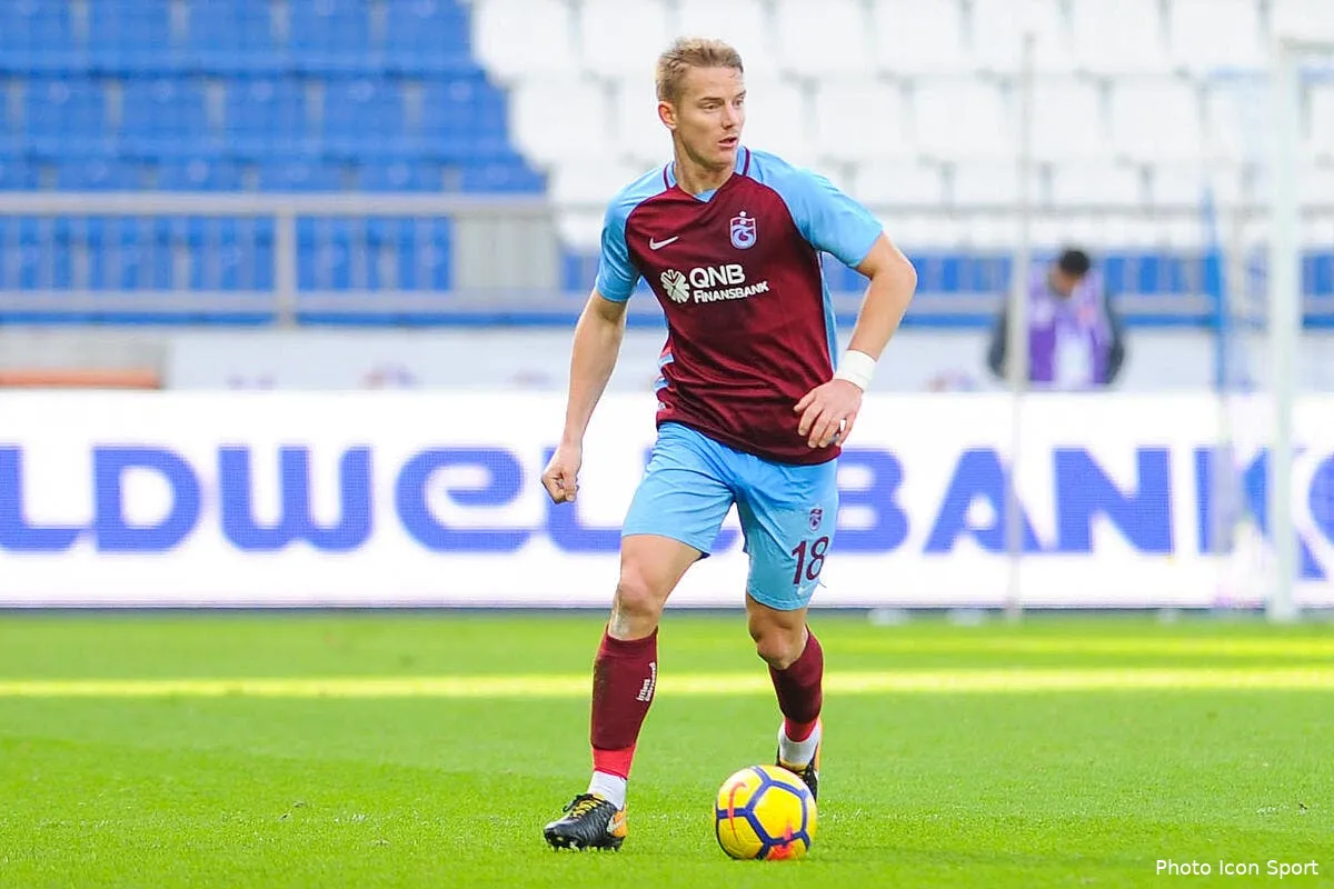 om un indesirable trouve un point de chute et rapporte 1me a l om icon ses 091217 45 07211367