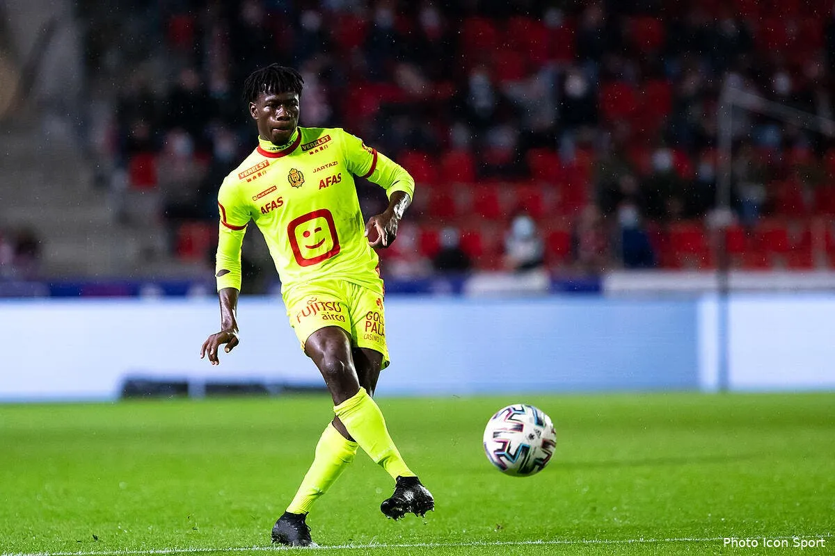 om un lateral en vue longoria toque a la porte de manchester city issa kabore 299205