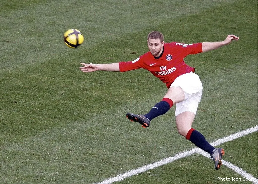 paris reste fidele au poste 67829 16052