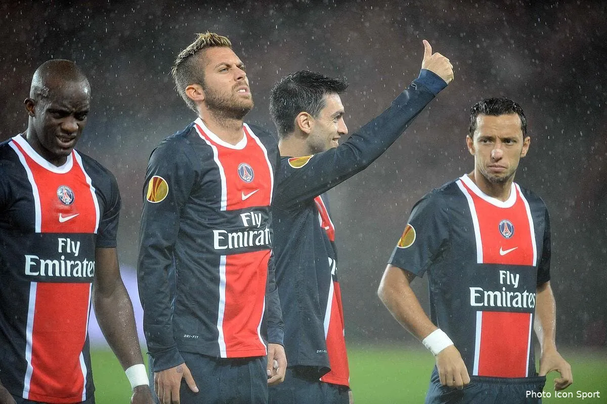 pastore a quand meme du s expliquer devant le vestiaire du psg iconsport per 031111 001 2528356