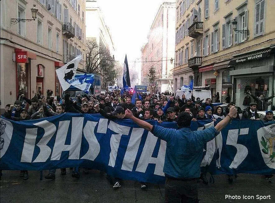 photo bastia fait la fete apres sa qualification bastia103509