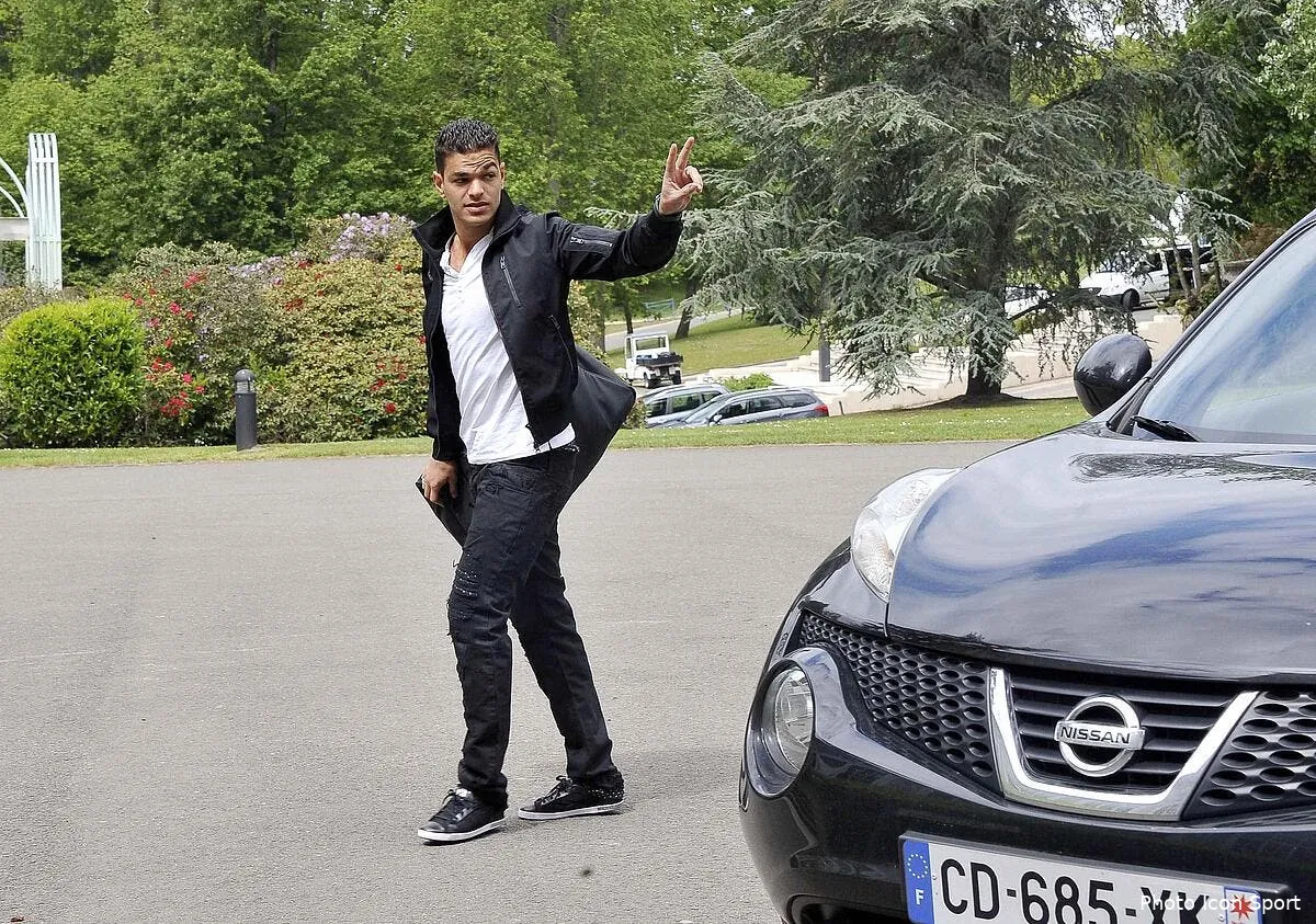 photo ben arfa et les premiers bleus debarquent a clairefontaine iconsport per 180512 01 0835178