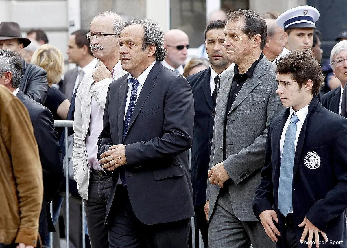 photo le dernier hommage a thierry roland iconsport vis 210612 01 0236473