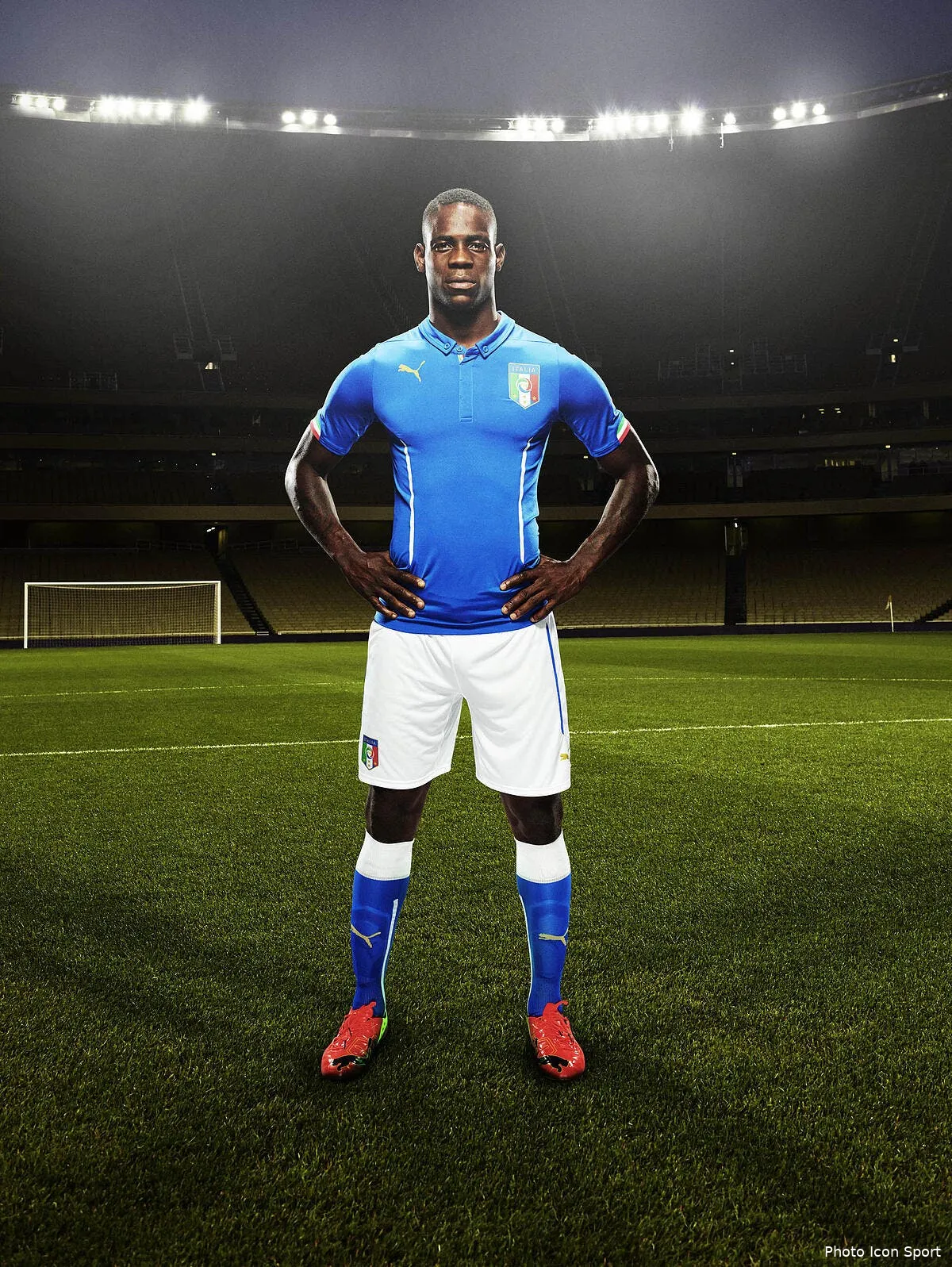 photo le maillot de l italie pour le mondial devoile balotelli wears the 2014 italy home kit 0277727