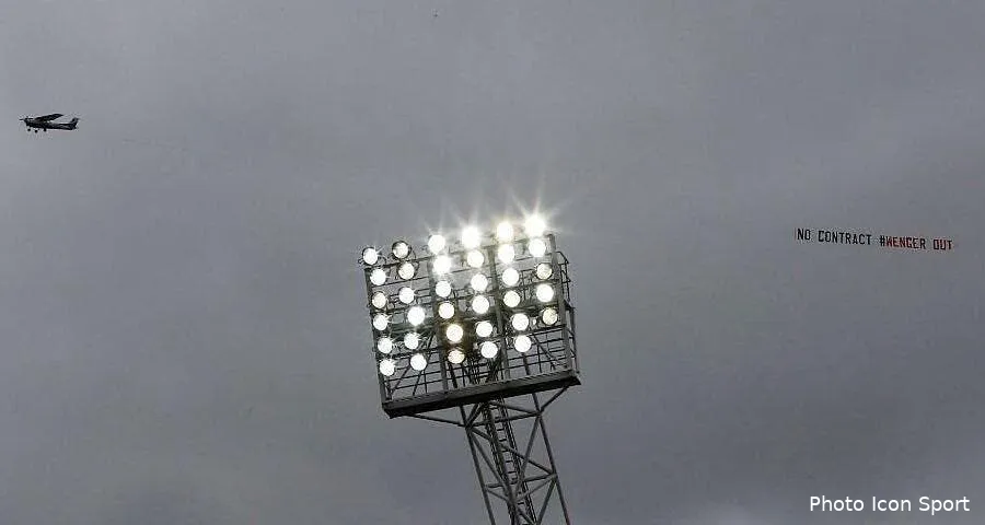 photo un avion pour exiger le depart de wenger avant wba arsenal c7m3pmbxuaanq g174116