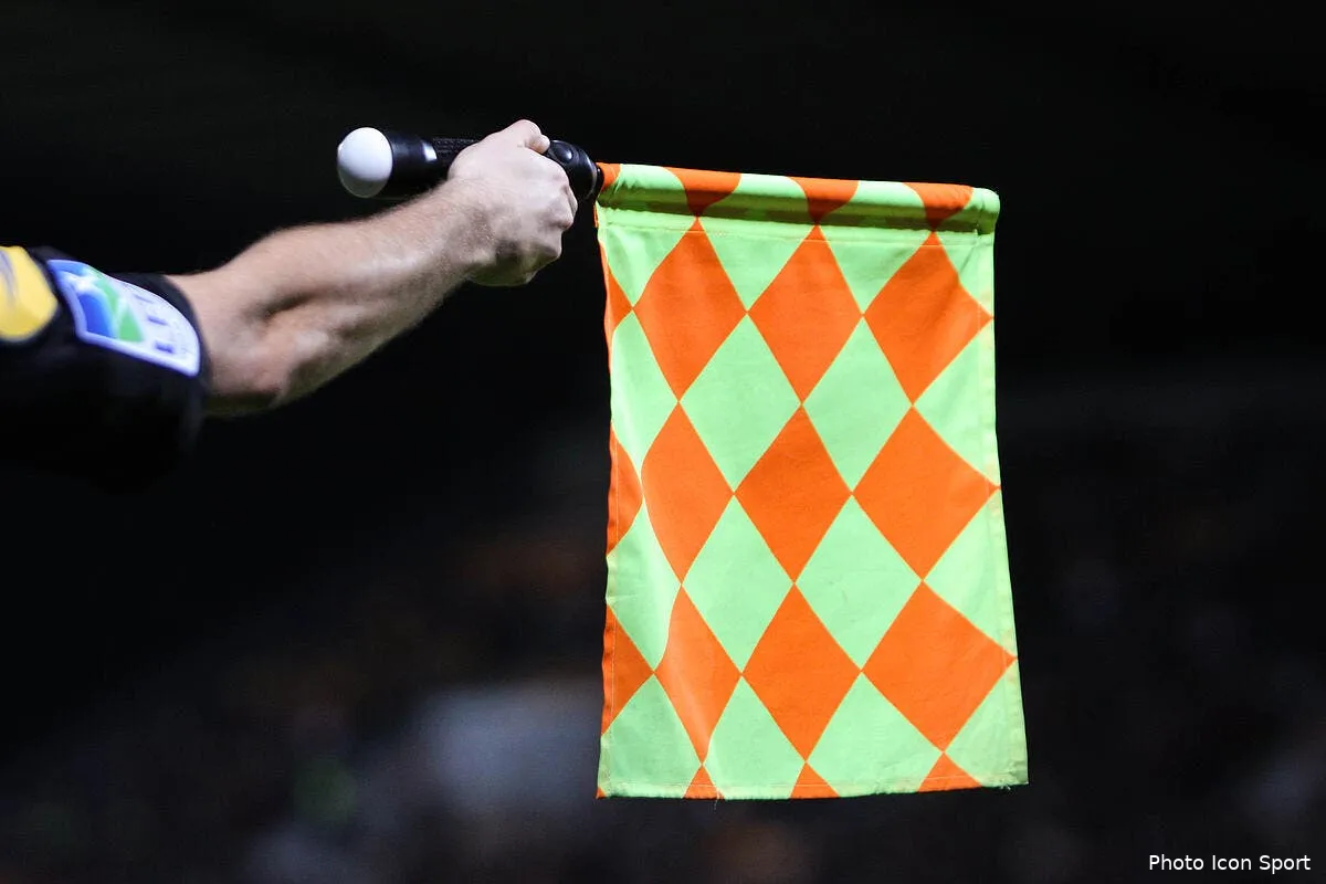 pierre menes allume le 5e arbitre sur le but fantome du psg iconsport vmilavaltours 23130517