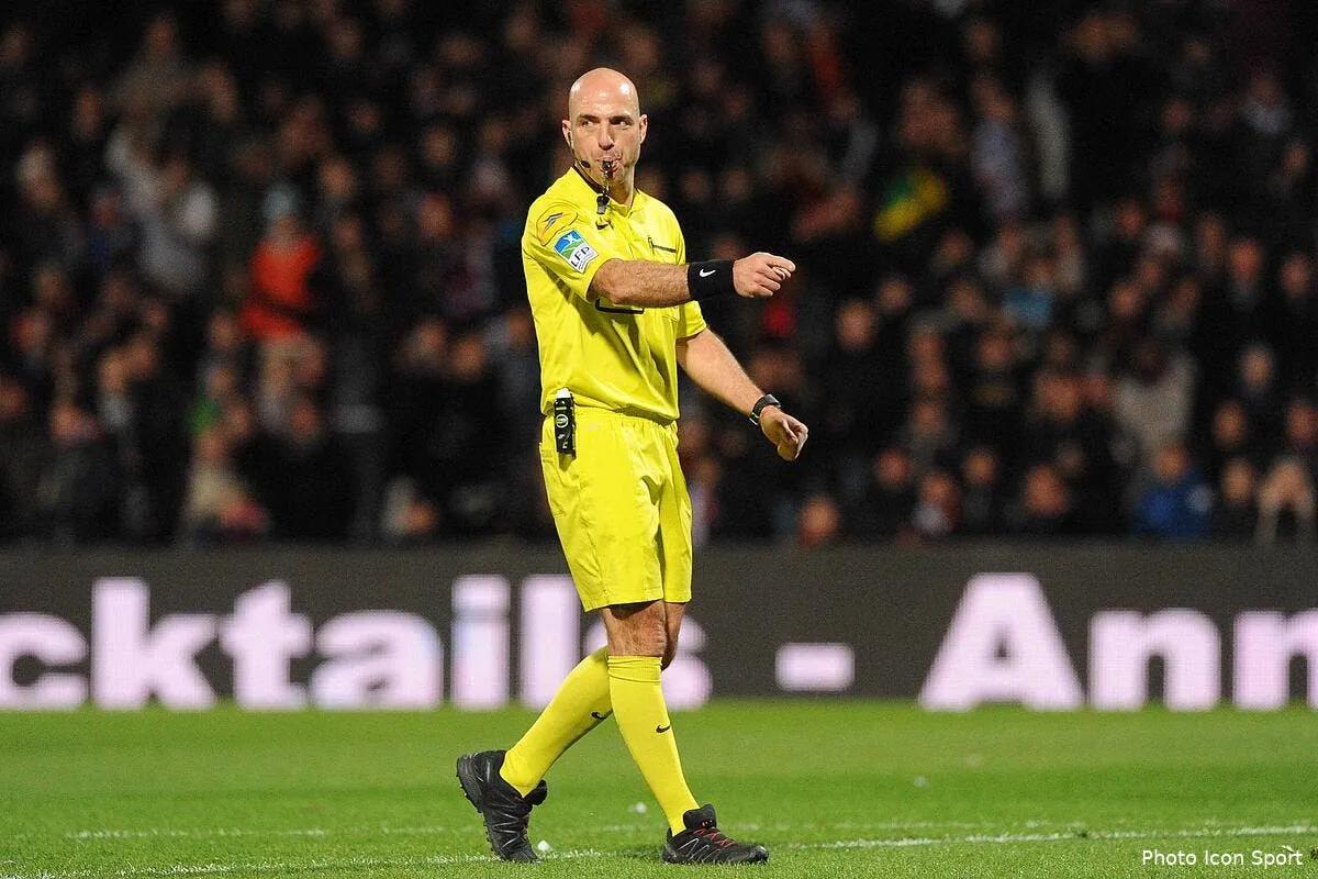 pierre menes fouette l arbitre mais donne des torts a l om iconsport jpt 121214 81 21108837