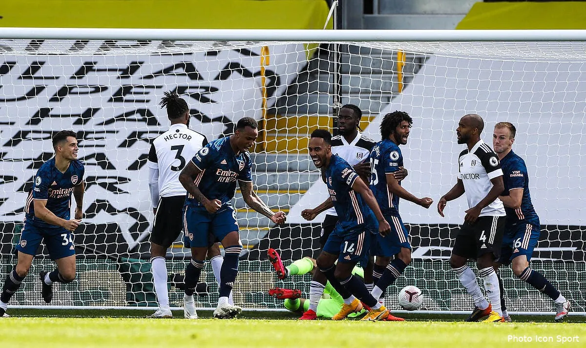 pl arsenal commence par un carton icon 3609594293977