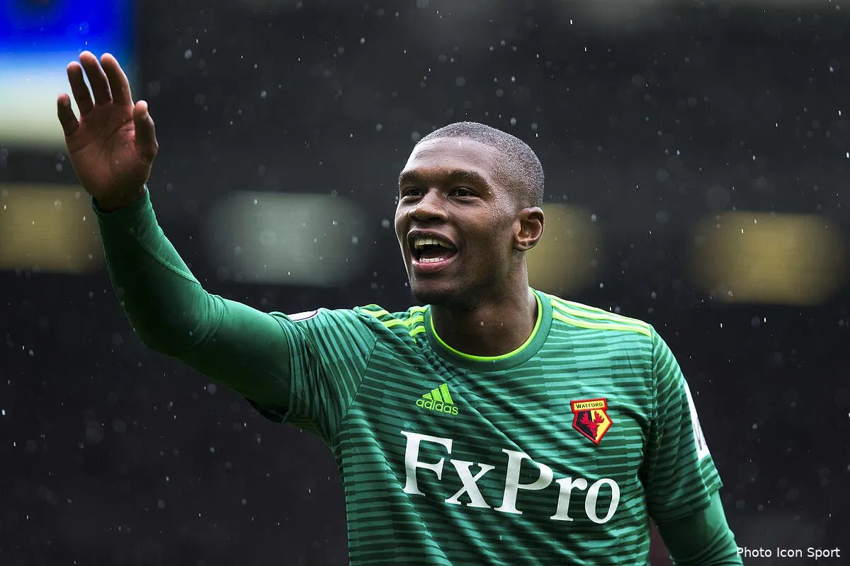 pl un joueur frappe le poteau le poteau s excuse icon spi 220918 08 13240289