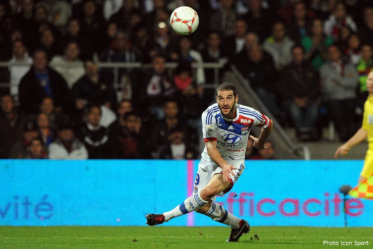 pour contrer la fiorentina l ol offre une prolongation a lisandro iconsport jpt 300912 08 4541025