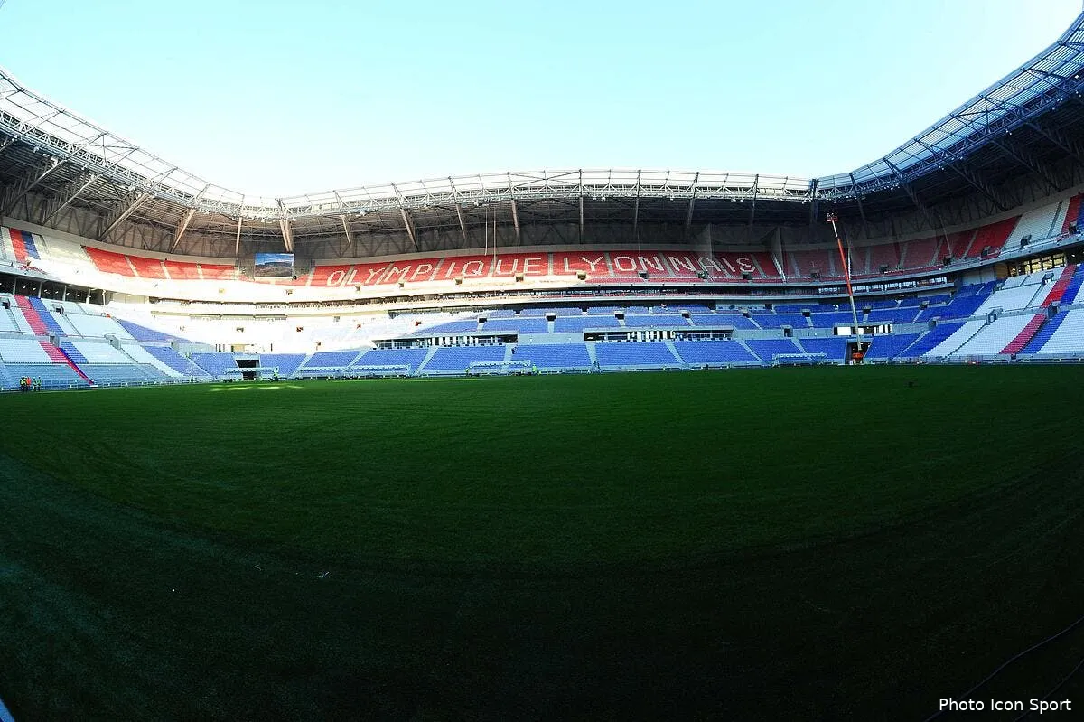 pour sa premiere au grand stade l ol n attire pas les foules stade ol129353
