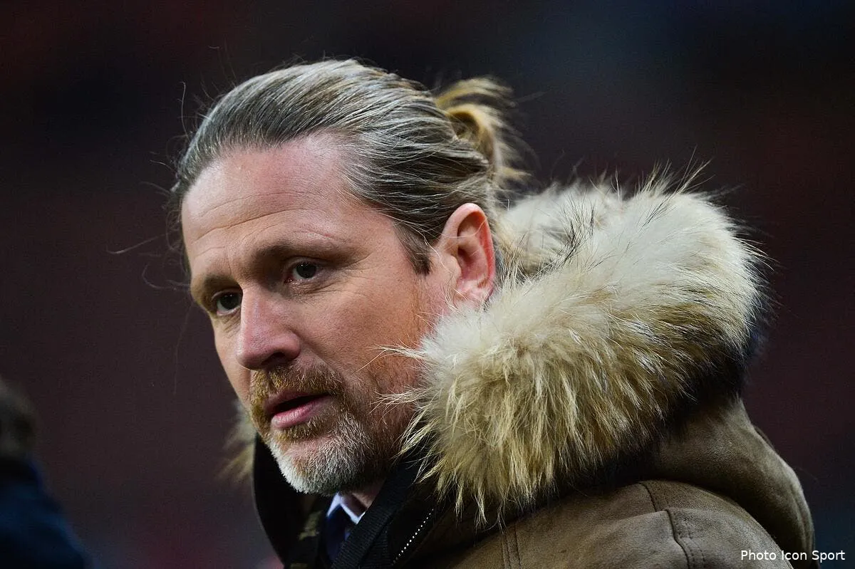 president ou pas petit remet francois hollande a sa place petit157702