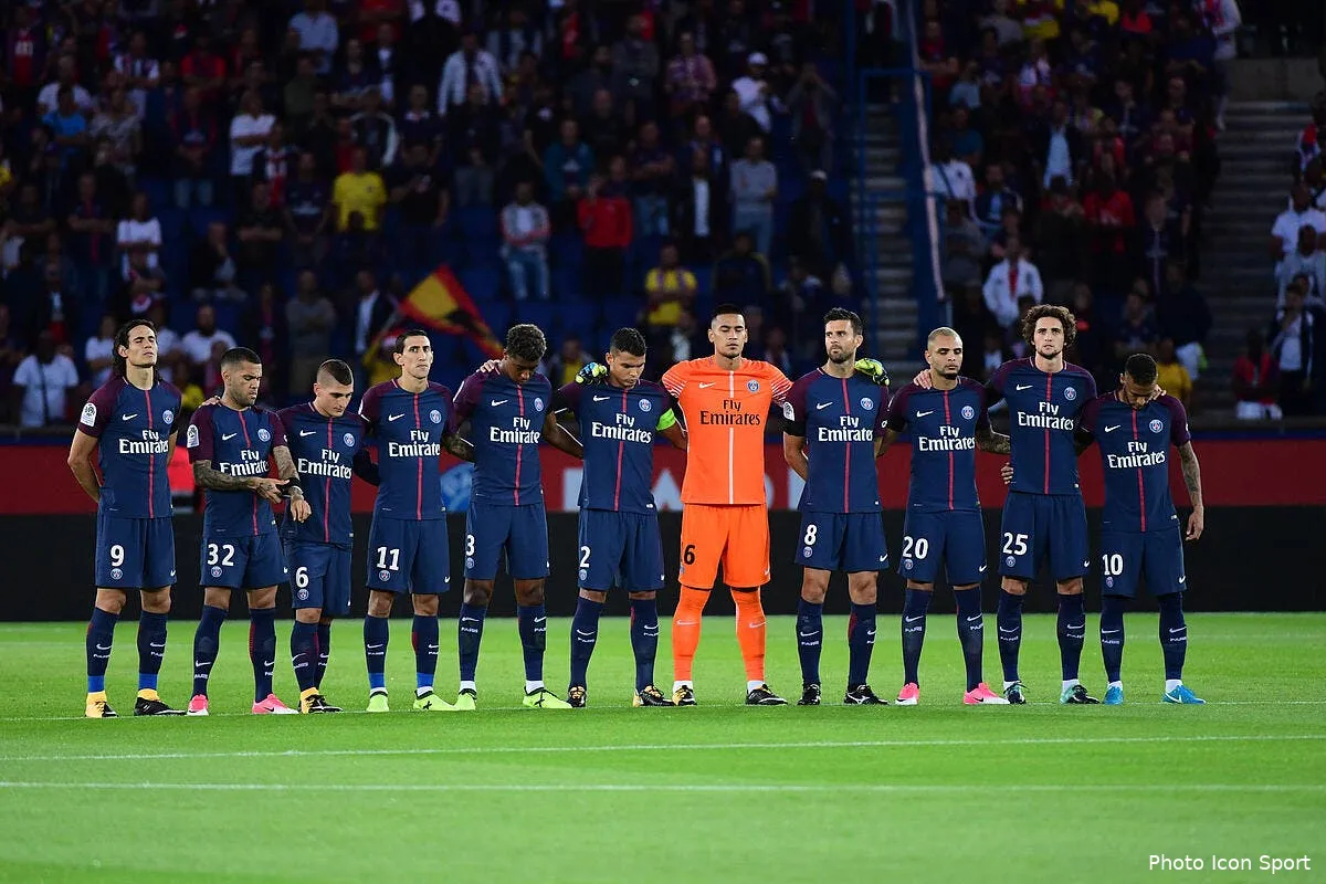 psg asm hommage aux victimes des attentas de l aude avant le match iconsport icon win 200817 01 14084214201