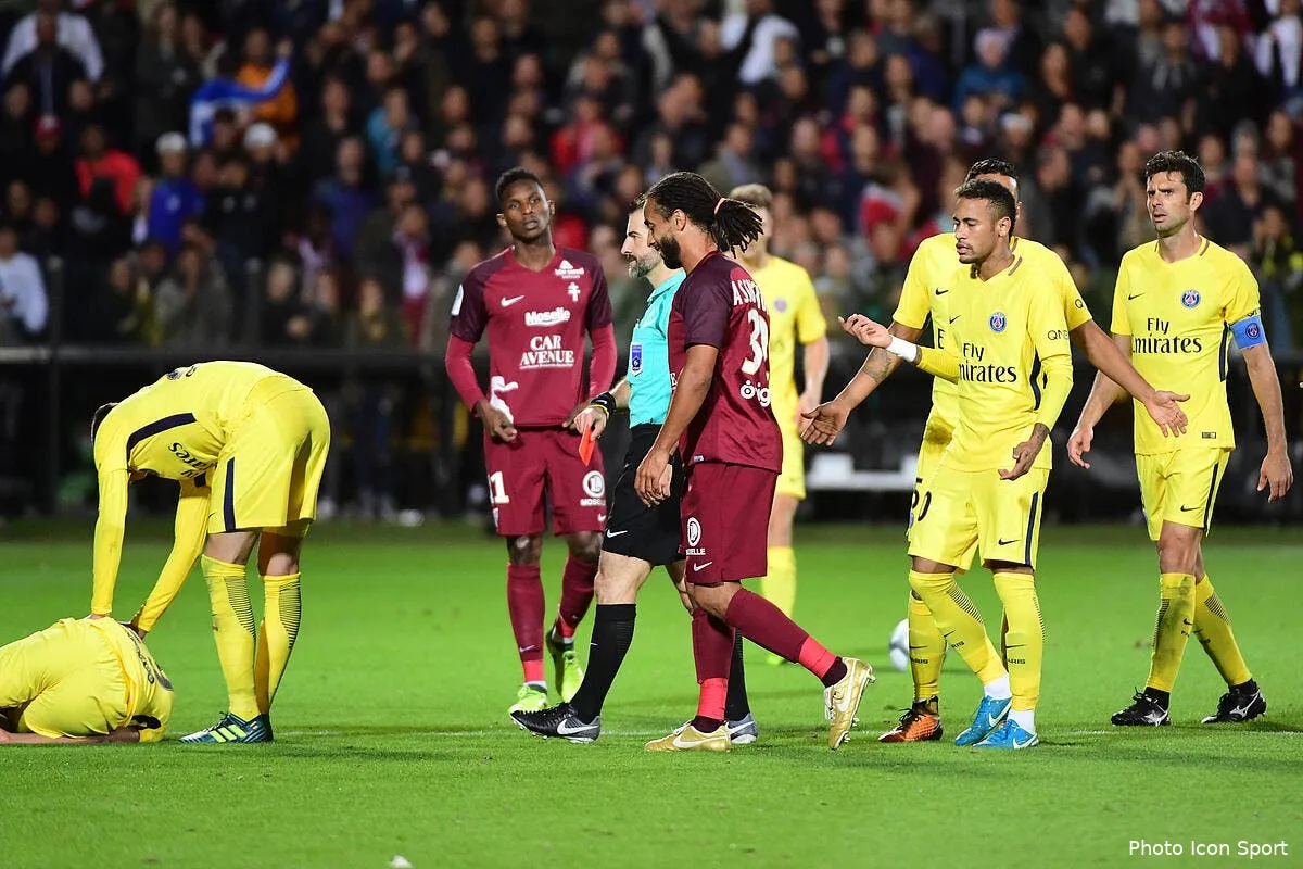 psg assou ekotto roi de la provoc apres sa faute sur mbappe iconsport icon win 080917 01 17355193017