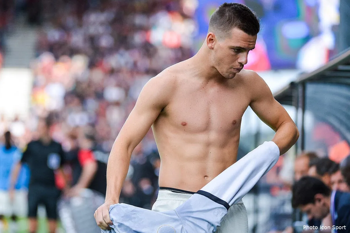 psg cette clause qui va faire deprimer les supporters parisiens iconsport icon bap 180818 93 114229605