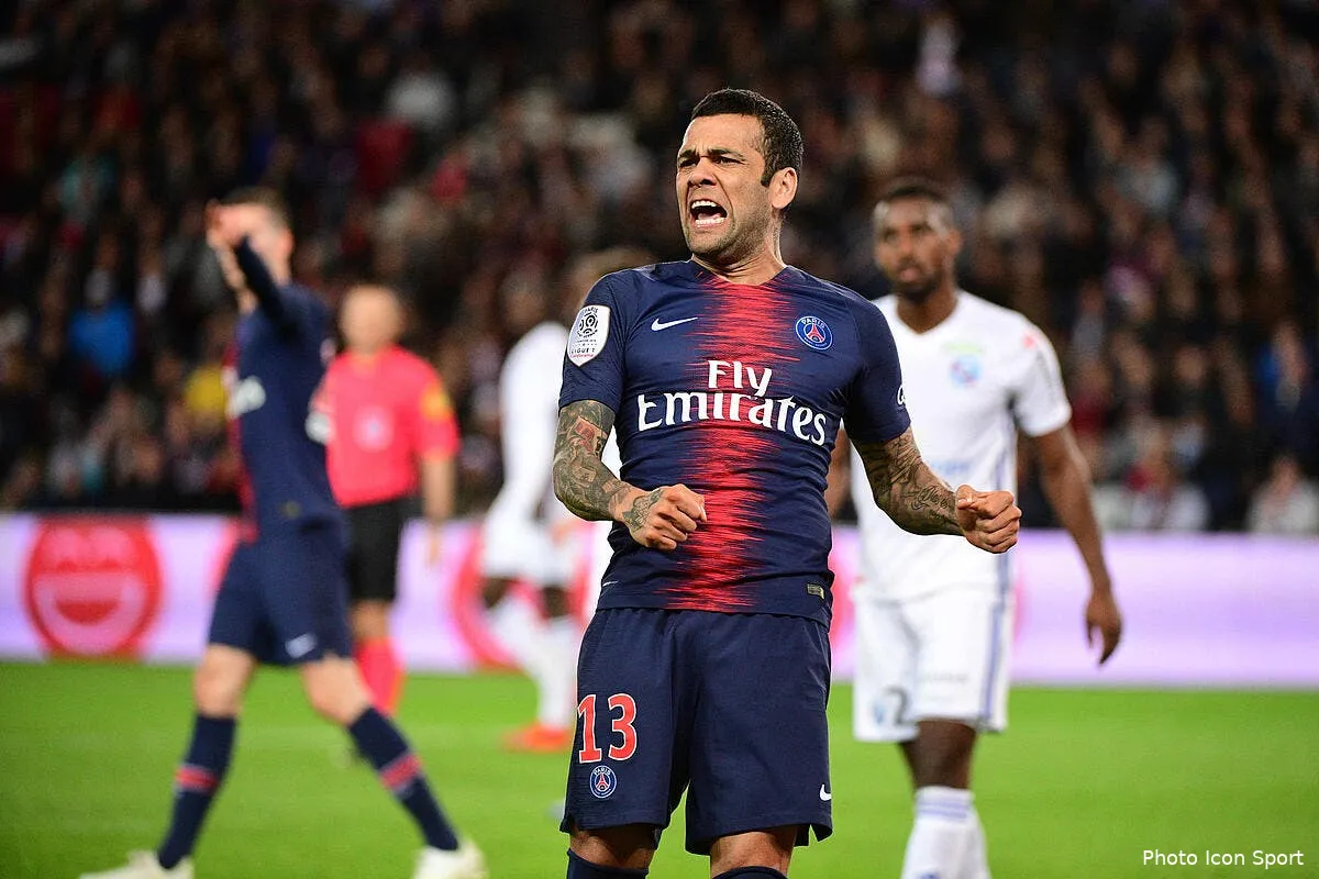 psg dani alves aux galeries lafayette l incroyable revelation icon win 070419 01 86248265949
