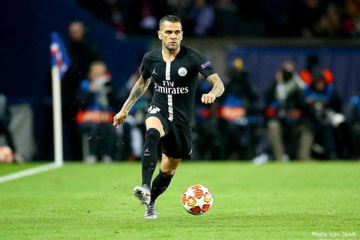 psg dani alves exige un mercato de feu pour rester a paris icon 190306p20234249385