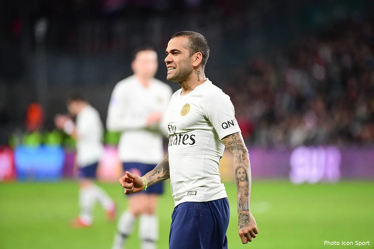 psg dani alves laisse encore une chance a paris avant le mercato dani alves 12247621