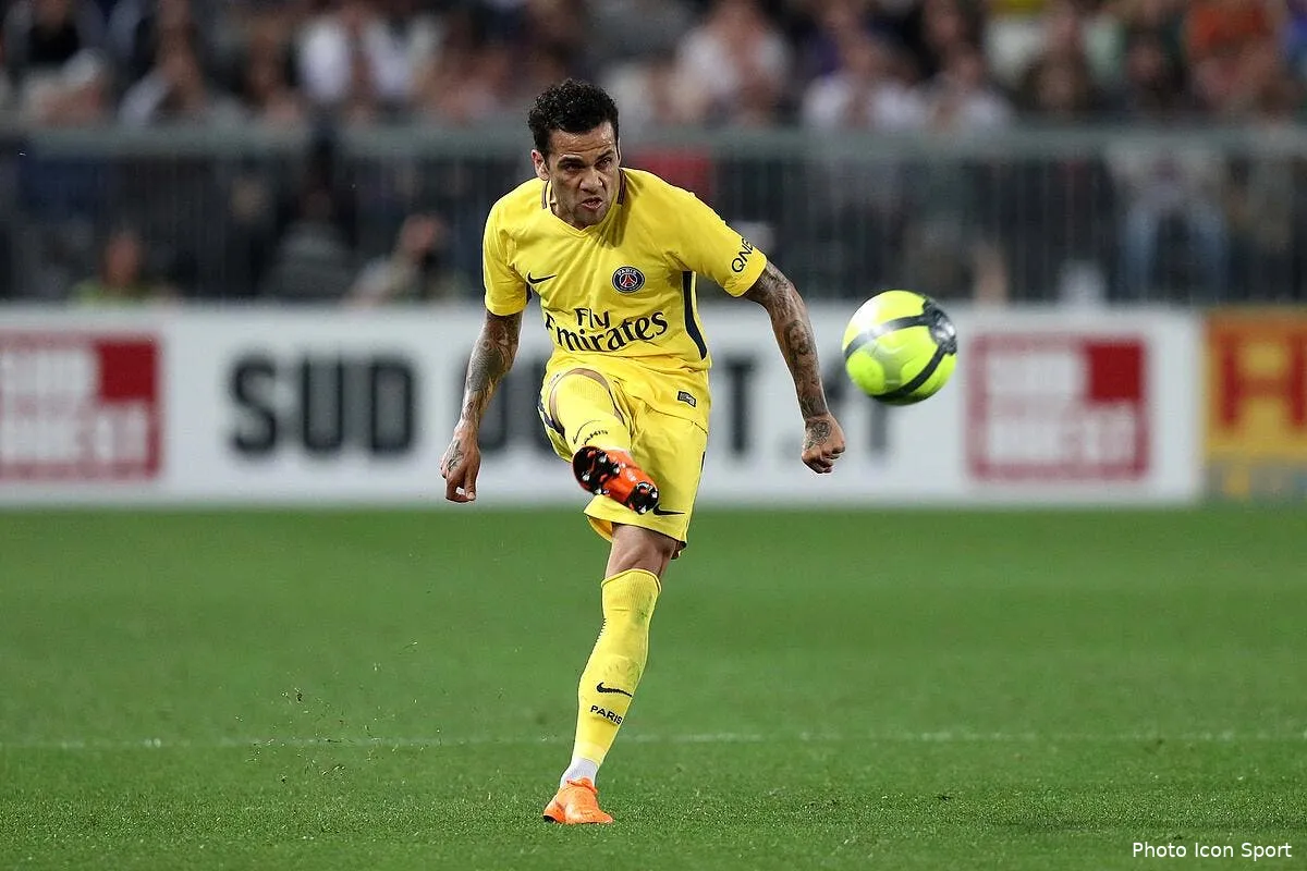 psg dani alves veut deja quitter paris pour une destination precise iconsport icon blo 220418 12 17216689
