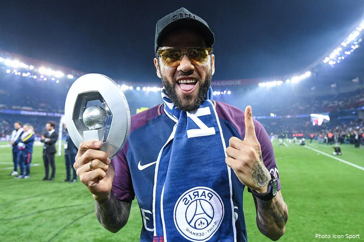 psg daniel alves brade par le psg son clan y croit iconsport icon dib 120518 20 09220773
