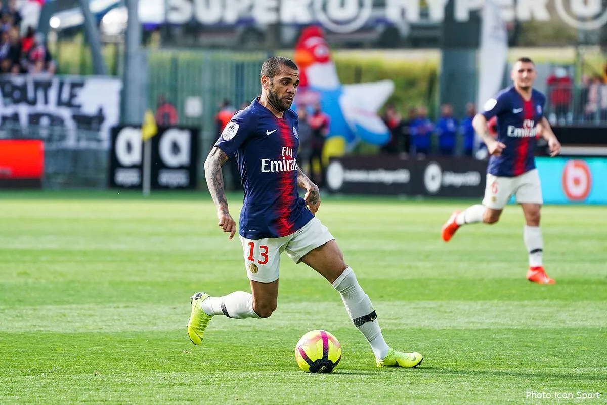 psg daniel alves veut faire poireauter paris pour une raison icon lem 110519 08 11254337