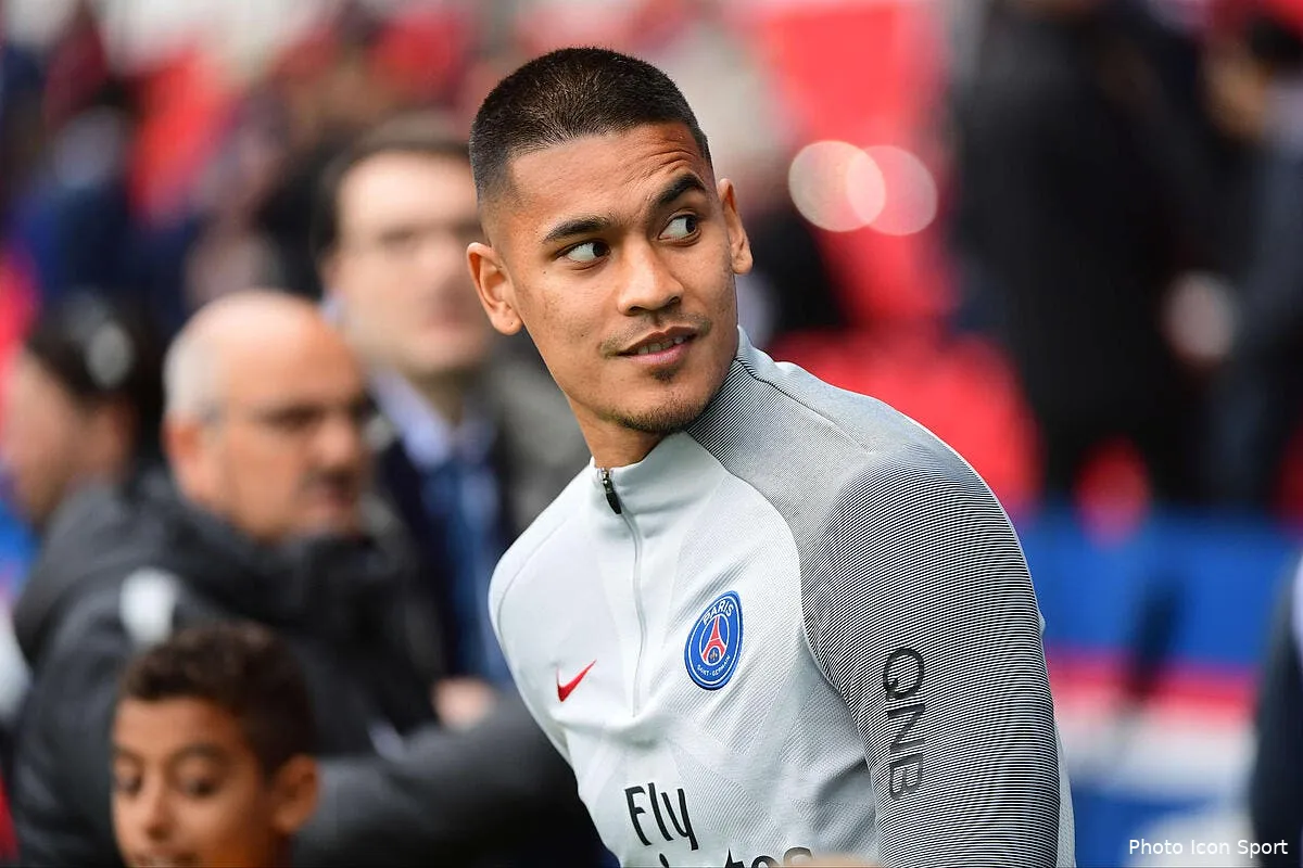 psg henrique montre les crocs pour areola valence part en courant iconsport win 060517 01 4261184401