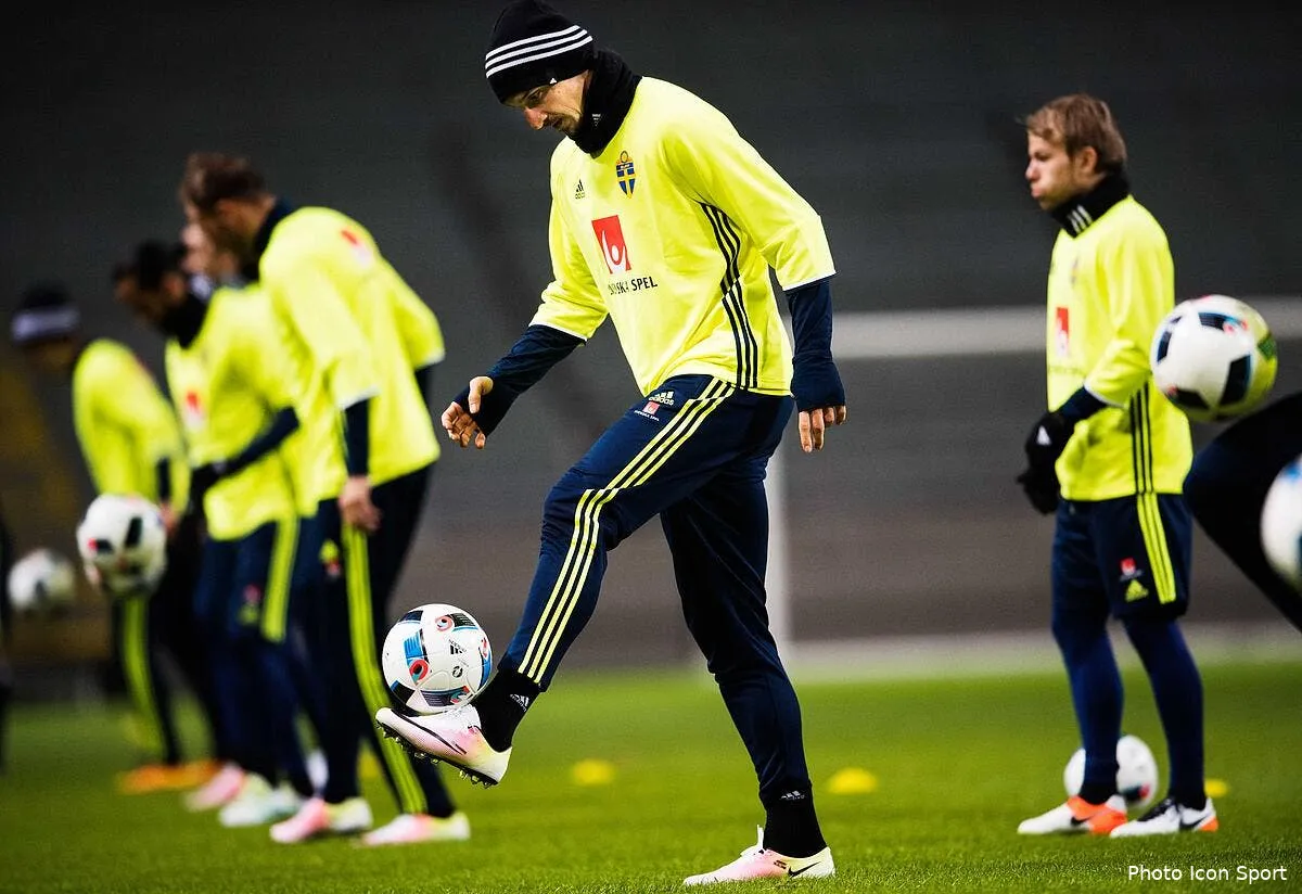 psg ibrahimovic a recu une premiere offre iconsport bbb 220316 01 03137762