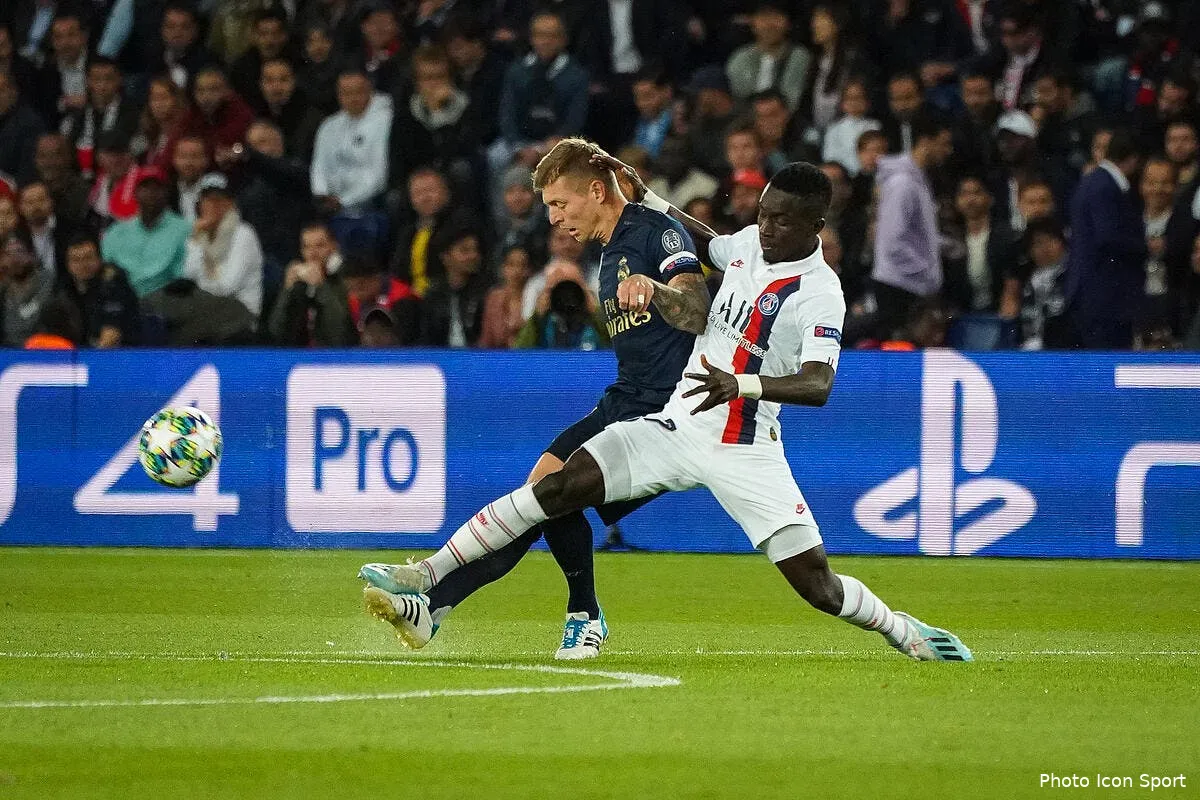 psg idrissa gueye a mis thiago silva a ses pieds icon 190918p78156264795