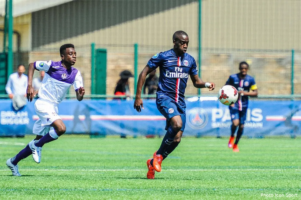 psg ikone reste a paris et signe trois ans iconsport dib 270515 09 02145522