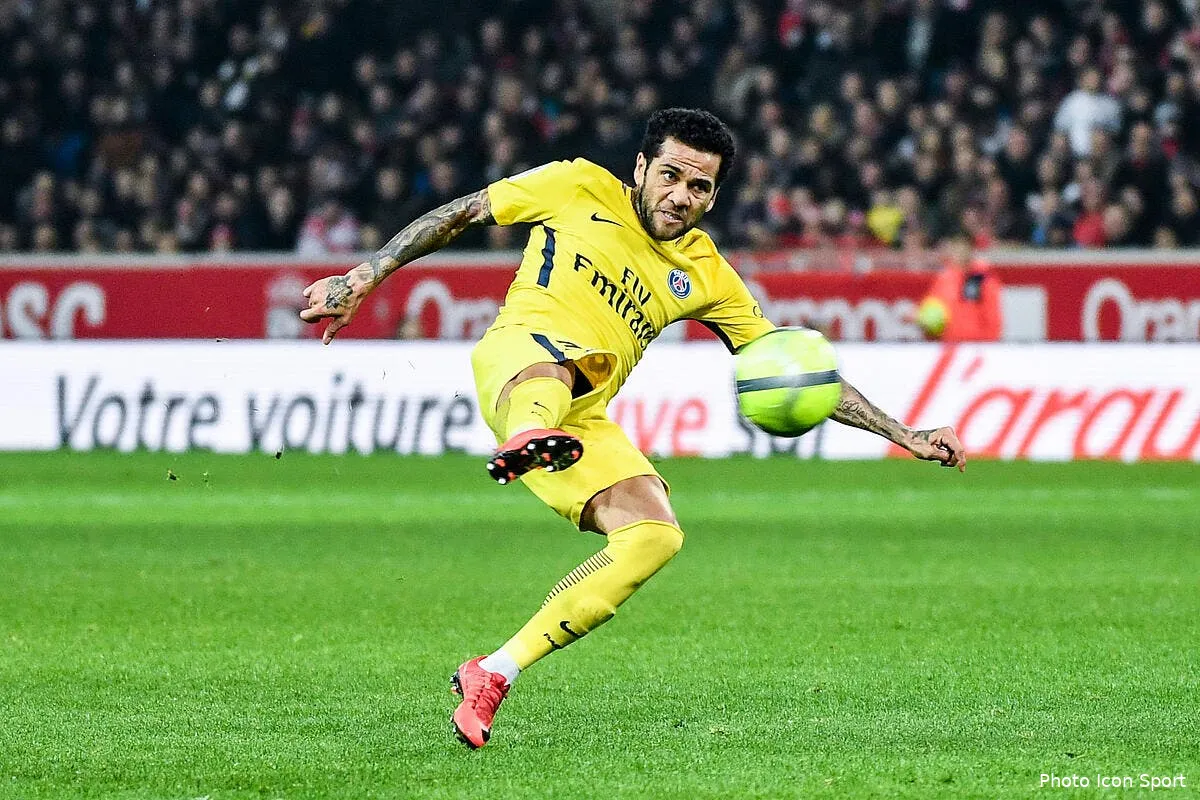 psg l absence de daniel alves grimpe a six mois iconsport icon dib 030218 15 71218563