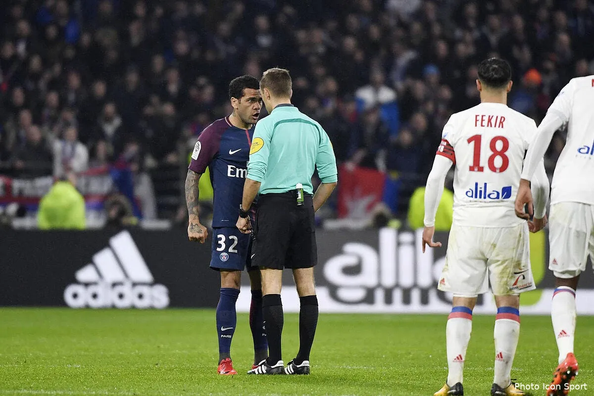 psg la ligue inflige une grosse sanction a dani alves iconsport icon laf 210118 93 37207831