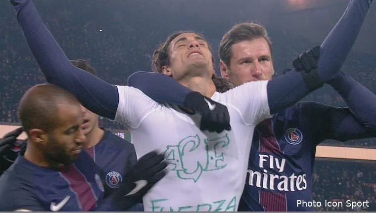 psg le honteux carton jaune mis a edinson cavani cyily9xxcaasxwb162694