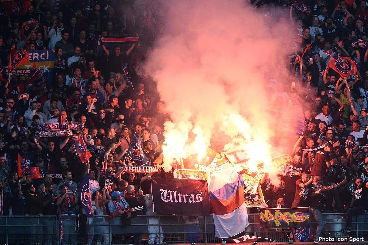 psg le retour des ultras un vaste ecran du fumee iconsport nlg 210516 17 189155896