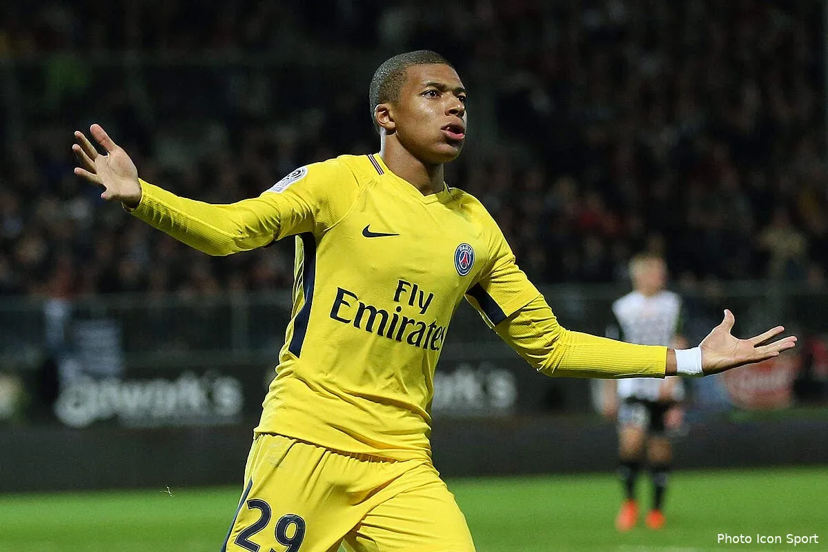 psg mbappe a mis deux joueurs d angers a ses pieds iconsport icon vmi 041117 56 118 1198805