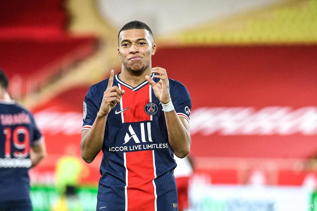 psg mbappe et le logo de paris le qatar a tout vu icon dsc5144 299789