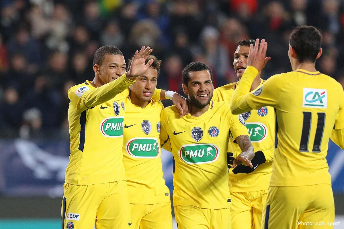 psg mbappe regale avec son compere neymar di maria s amuse iconsport icon lem 070118 05 14205733