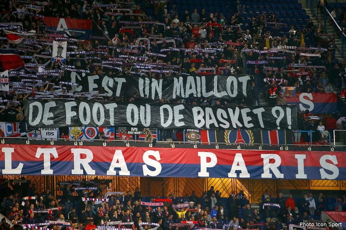 psg michael jordan en tribune au parc et il n a pas du aimer ca iconsport icon cos 260918 10 01231651