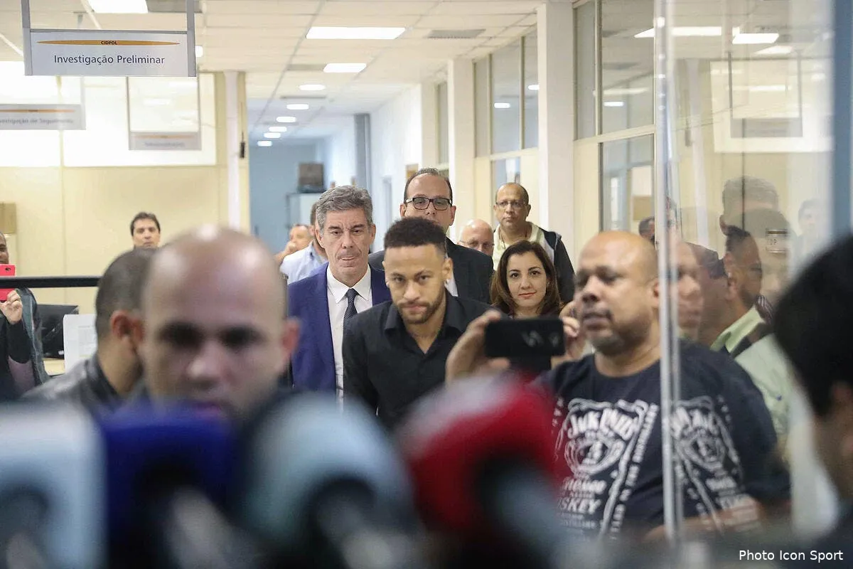 psg neymar actuellement entendu par la police de sao paulo icon est 060619 45 03255953