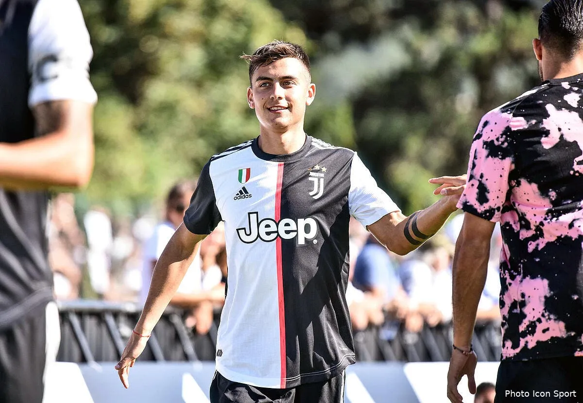 psg neymar contre dybala la juventus a branche son telephone icon icon italy photo press 895793262557