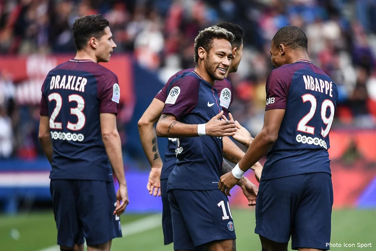 psg neymar designe tireur de penalty et il le marque iconsport icon dib 300917 10 09195037