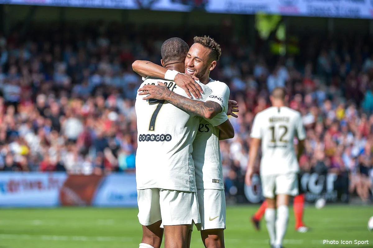 psg neymar s agenouille devant le crack mbappe iconsport icon bap 180818 93 49228097