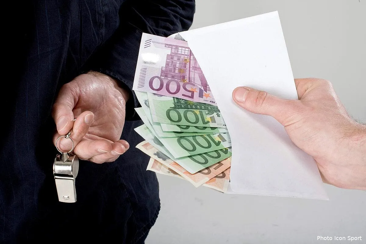 psg om deux anciens arbitres exigent des noms a l accusateur de tapie icon apr 241109 88 02246829