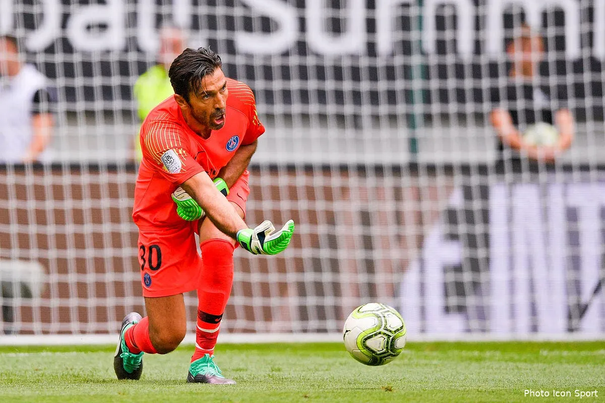 psg oui buffon s en met plein les poches a paris iconsport icon mis 210718 37 31225581
