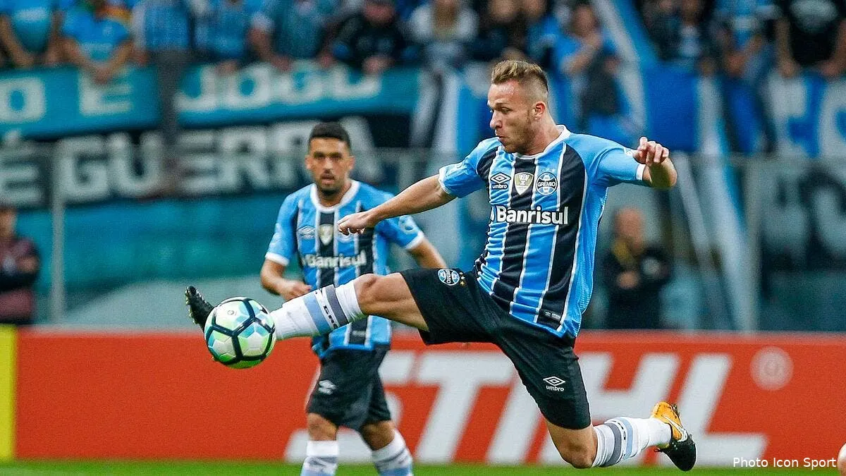 psg paris fait capoter le transfert d un bresilien au barca arthur204813