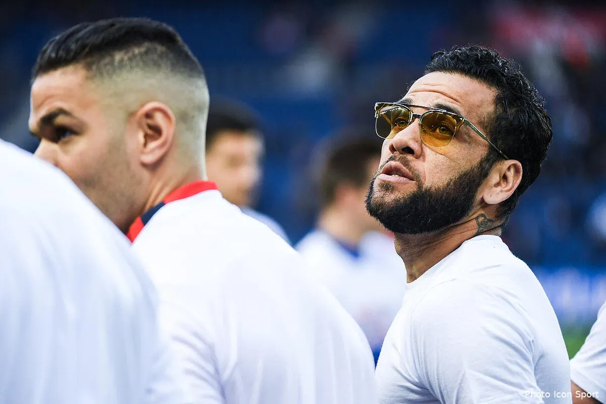 psg paris s explique sur cette curieuse decision pour daniel alves iconsport icon dib 120518 16 o4221045