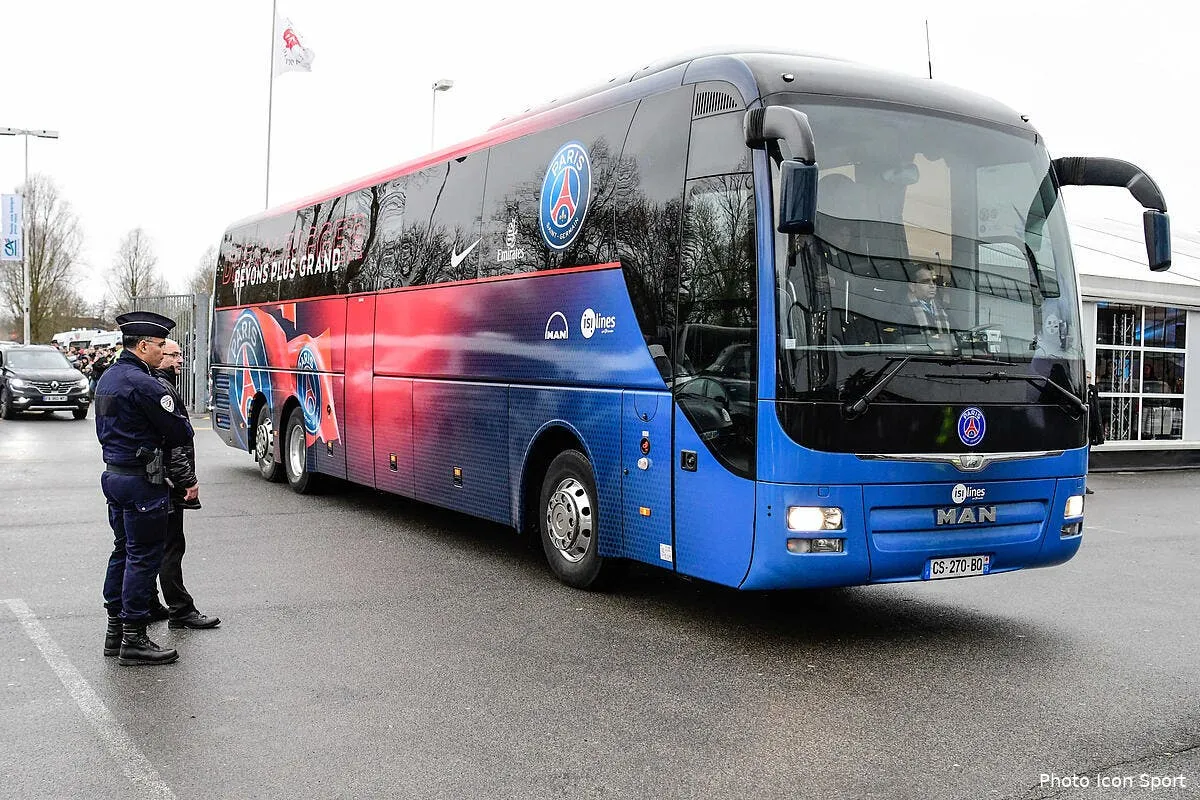 psg pas de jaloux le paris sg s offre la meme polemique que l ol icon win 120119 01 76192278291