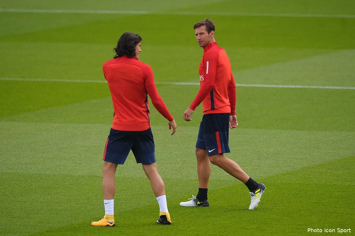 psg tres loin de l ol krychowiak fonce vers leicester iconsport icon fer 110817 10 27191197