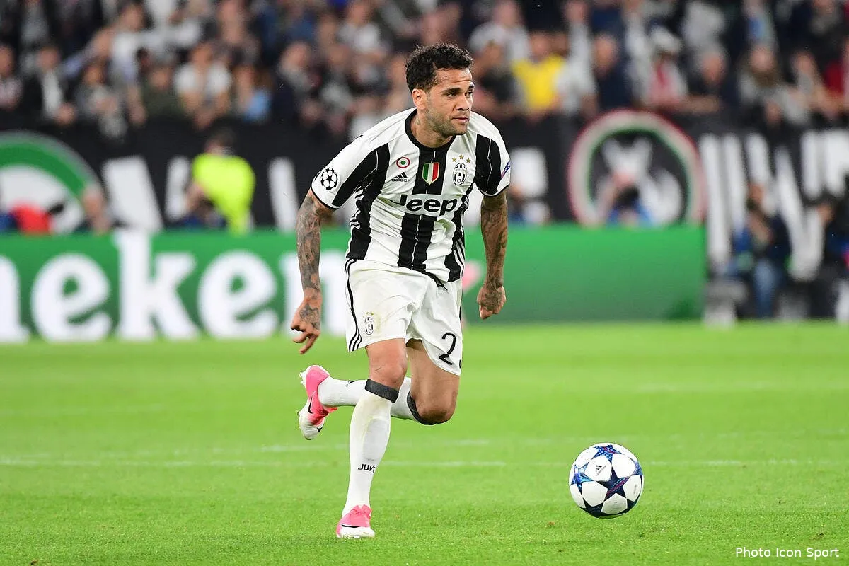 psg un contrat de deux ans attend daniel alves iconsport win 090517 01 4904185861